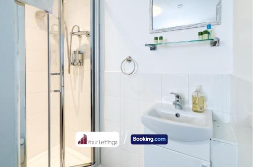 bagno con doccia e lavandino di 5 Bedroom Contractor House with Free Parking and Free WiFi - Outfield Homes by Your Lettings Peterborough a Peterborough