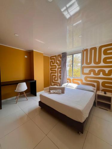 Un dormitorio con una cama grande y una ventana en Hotel Paranawa, en Baranoa