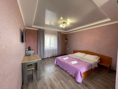una habitación de hotel con una cama y una mesa en Hotel ATAUUL, en Kaji-Say