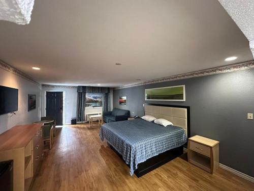 Postel nebo postele na pokoji v ubytování Mustang Inn and Suites