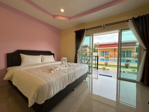 Postel nebo postele na pokoji v ubytování พัชรี รีสอร์ท ภูเก็ต Patcharee Resort Phuket