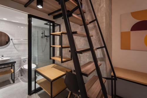 uma casa de banho com uma escada em espiral que leva a um chuveiro em Cove Hillcrest em Buaran