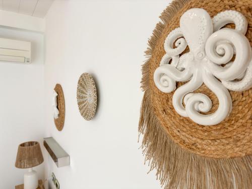 a room with a rattan basket with an octopus at Vingt Sept in Polignano a Mare