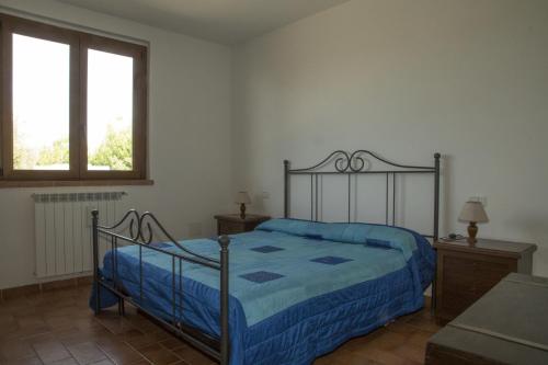フォッローニカにあるAgriturismo Sant'Orsolaのベッドルーム1室(青い掛け布団付きのベッド1台付)