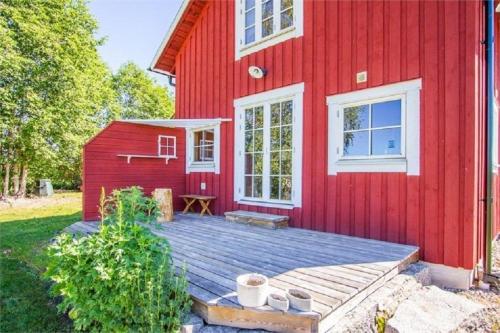 EkshäradにあるFerienhaus in Hagfors mit Großem Garten - b57200の赤い家