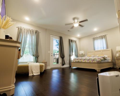 een slaapkamer met een bed en een plafondventilator bij Majestic House 3BRParking BBQ in Lithonia