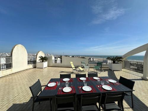 - une table sur un balcon avec vue sur l'océan dans l'établissement Vittoria immobilier - VUE MER ET GRANDE TERRASSE- Chèques Vacances acceptés, à La Grande Motte