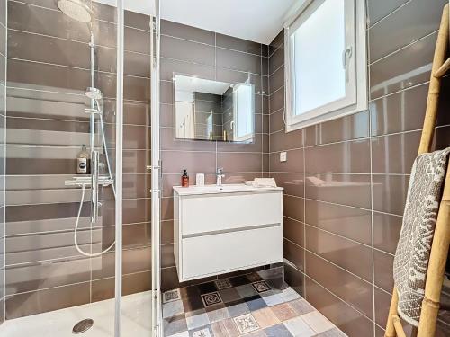 bagno con doccia e lavandino di Villa "L'émeraude - Maison d'Hôtes - Jardin et parking privés - Valbonne a Valbonne