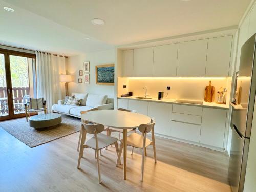 a kitchen and living room with a table and chairs at BPIRINEOS-Besurta in Benasque