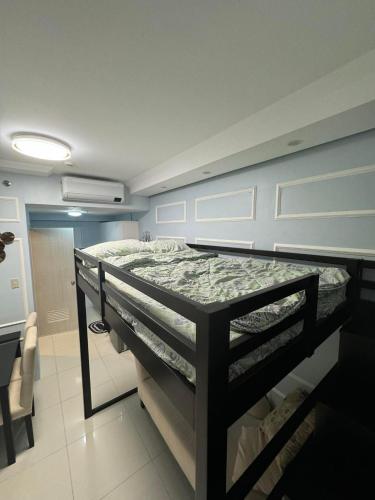 KaybagalにあるSmdc wind residencesのベッドルーム1室(二段ベッド1組付)