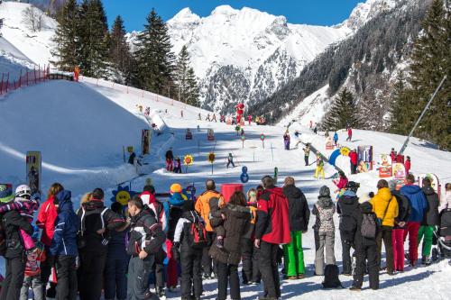 a large group of people standing on a ski slope at Residence Reisenschuh in Vipiteno