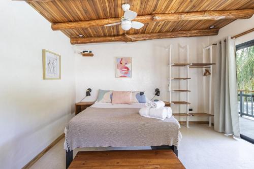 Ένα ή περισσότερα κρεβάτια σε δωμάτιο στο Believe Surf & Yoga Lodge Santa Teresa