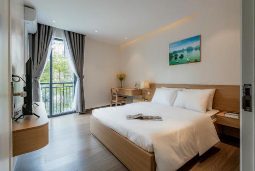 a hotel room with a bed and a balcony at Happy Villa Hạ Long in Ha Long