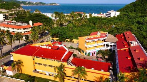 eine Luftblick auf eine Stadt mit Palmen und das Meer in der Unterkunft Hotel Gran Juquila Huatulco in Santa Cruz Huatulco