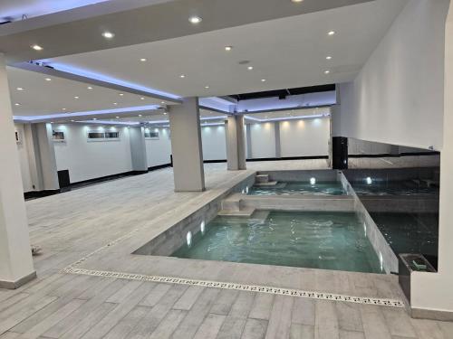 una camera con una piscina d'acqua in un edificio di Suite La Posta a San Salvador de Jujuy