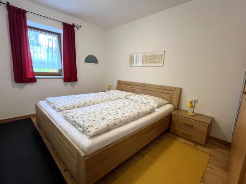 - une chambre avec un lit et une fenêtre dans l'établissement Appartements Wiesenheim, à Rasun di Sopra