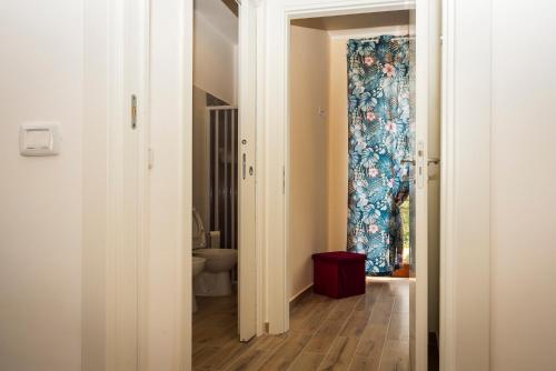 a hallway with a door leading to a bathroom at Casa Vacanze - Residence Villa Don Salvatore in Agropoli