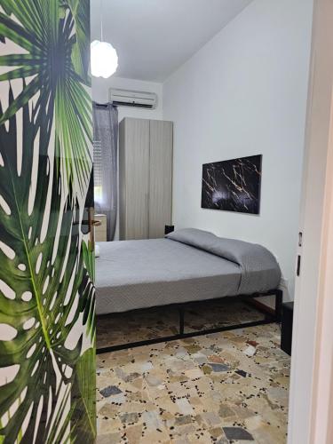 アグリジェントにあるLa terrazza del borgoのベッドルーム1室(ベッド1台、植物付)
