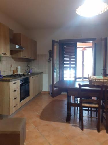kuchnia ze stołem i jadalnią w obiekcie Panorama Casa Vacanze w mieście Marsala