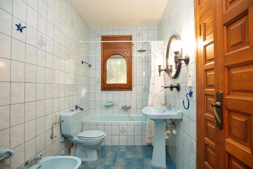 Stay Barcelona Villa Miami في ميامي بلاتجا: حمام مع مرحاض ومغسلة وحوض استحمام