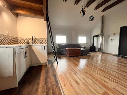 un soggiorno a pianta aperta con cucina e soggiorno di Climb cottage a Komarno