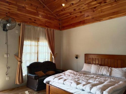 Ein Bett oder Betten in einem Zimmer der Unterkunft The Kunhar Beach Cottage By Country Club Balakot