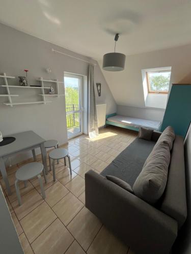 uma sala de estar com um sofá e uma mesa em Nostalgia Gąski em Gąski