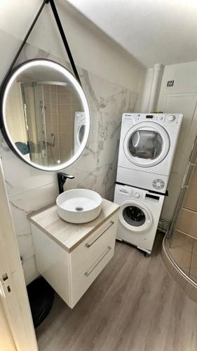 La salle de bains est pourvue d'un miroir et d'un lave-linge. dans l'établissement Studio cosy centre-ville/mer, au Havre
