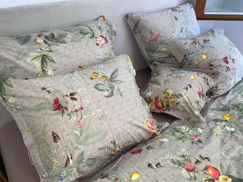a pile of pillows sitting on top of a bed at Velvet Eiger in Grindelwald