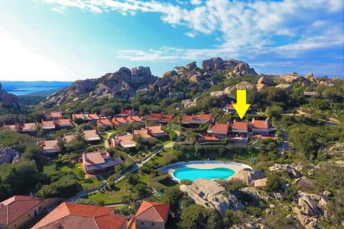 una vista aerea di una casa con una freccia gialla di COTTAGE SMERALDA by KlabHouse-Jacuzzi&SeaView a Porto Rafael