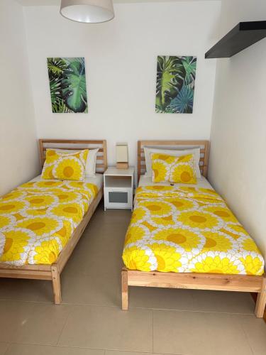 two beds sitting next to each other in a bedroom at Casa Milan in Puerto Calero