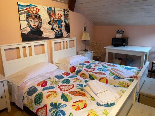 1 dormitorio con 1 cama con un edredón colorido en B&B Etna Country, en Tremestieri Etneo