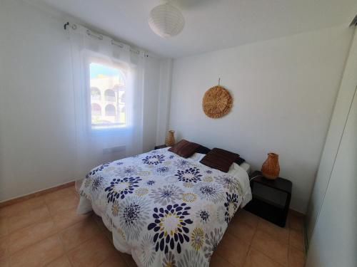 un dormitorio con una cama y una ventana en Appartement Le Carthage, en Saint-Cyr-sur-Mer