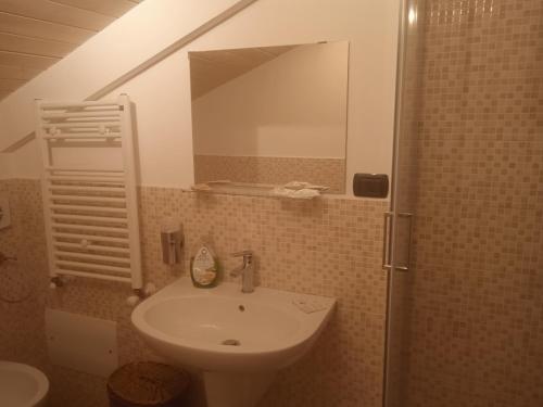y baño con lavabo y espejo. en B&B Etna Country, en Tremestieri Etneo
