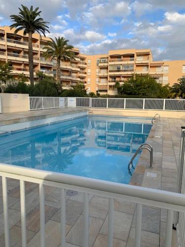 une grande piscine devant un immeuble dans l'établissement Appt T2 piscine / proche mer, à Vallauris