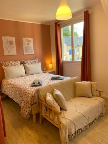 um quarto com uma cama, um sofá e uma janela em Au réconfort de Mers Draps et Serviettes fournies Appartement 12 em Mers-les-Bains