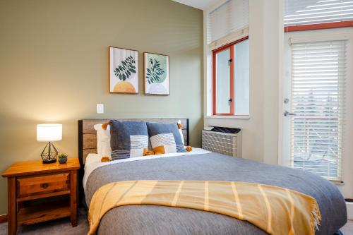 Postel nebo postele na pokoji v ubytování Studio in Alpenglow Lodge, Private Balcony with Mountain Views, Gym, Epic Location