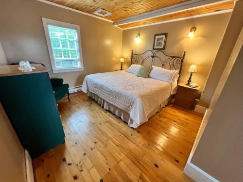 Schlafzimmer mit einem Bett und einem Fenster in der Unterkunft Bishop White Manor in Trinity