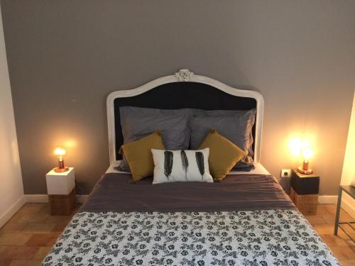 ラ・ロック・ダンテロンにあるChambre d'hôte Mas de Silvacaneのベッドルーム1室(大型ベッド1台、ランプ2つ付)