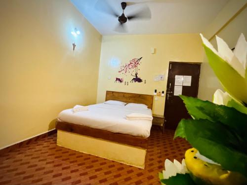 een slaapkamer met een bed in een kamer bij Daffodils Guest House Calangute in Calangute