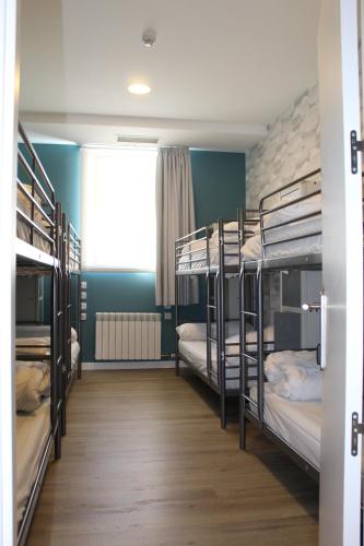 ブルゴスにあるMola! Hostel Burgosの二段ベッド1組が備わる客室です。