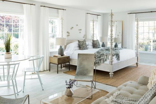 法爾茅斯的住宿－The Coonamessett，白色卧室配有床和桌子