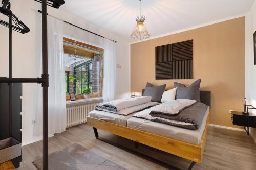 Un dormitorio con una cama con almohadas y una ventana. en Wiesenblume, en Höchstädt bei Thiersheim