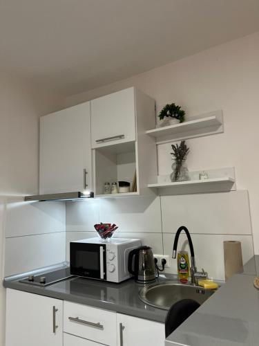 una cocina con microondas y fregadero en Apartments Indigo, en Jajce