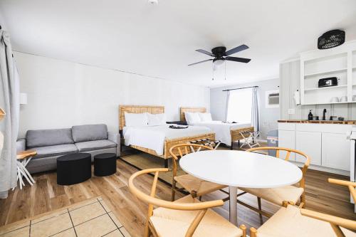 ein Wohnzimmer mit einem Sofa und einem Tisch in der Unterkunft Seabirds Motel At Kure Beach in Kure Beach