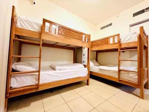 מיטה או מיטות קומותיים בחדר ב-The Aero Vacation Homes