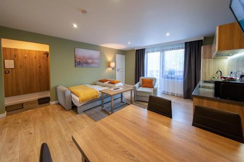 um quarto de hotel com uma cama e uma mesa em Malinowa Dolina em Wisla