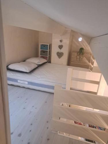 une petite chambre avec un lit dans une pièce dans l'établissement Un petit coin de paradis, au Cap d'Agde