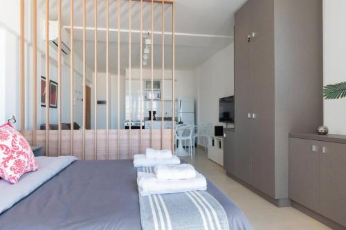 een slaapkamer met een bed met handdoeken erop bij Fliphaus Venezuela 900 B - Loft San Telmo in Buenos Aires
