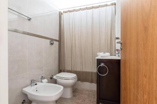een badkamer met een wit toilet en een wastafel bij Fliphaus Venezuela 900 B - Loft San Telmo in Buenos Aires